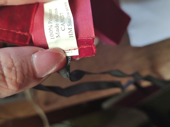 Red Velvet Choker - Picture 3 of 5